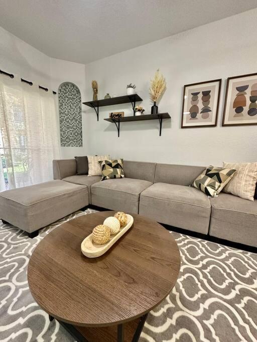 Newly Renovated Townhouse! view 4