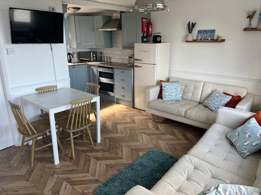 DRIFTWOOD LODGE please note the facilities at the holiday park are seasonal March to November