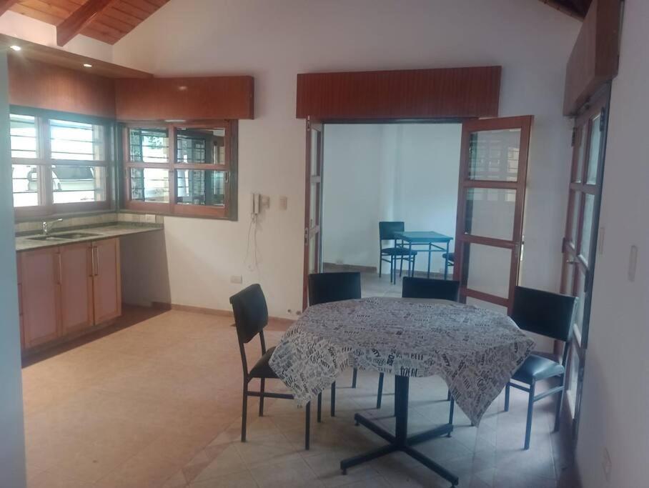 Casa 3 Habitaciones, 2 baños pileta a compartir con el anfitrion -