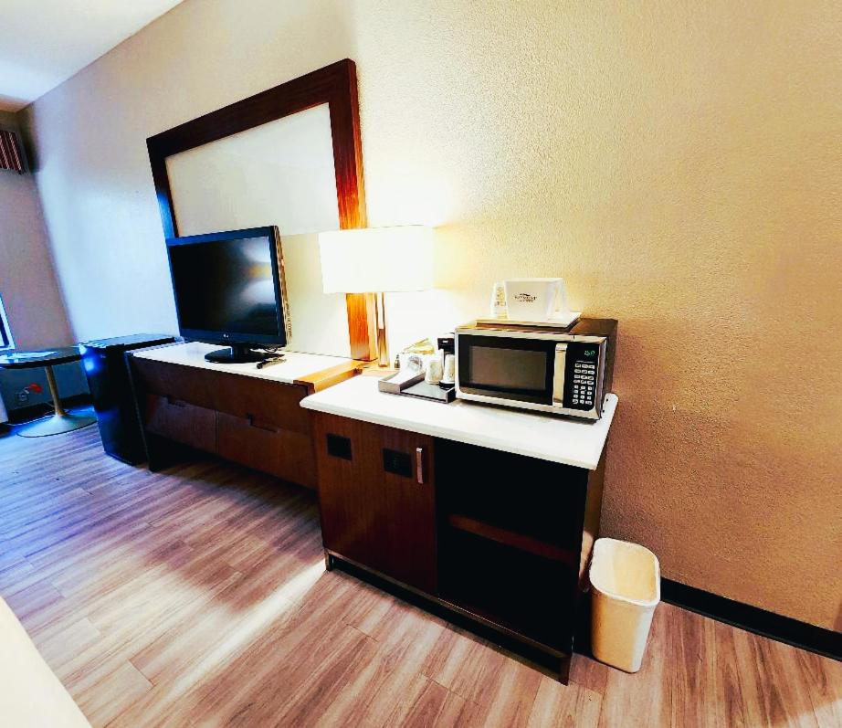 Newly Renovated Red Roof Inn & Suites Hinesville with breakfast, Zdjęcie 24