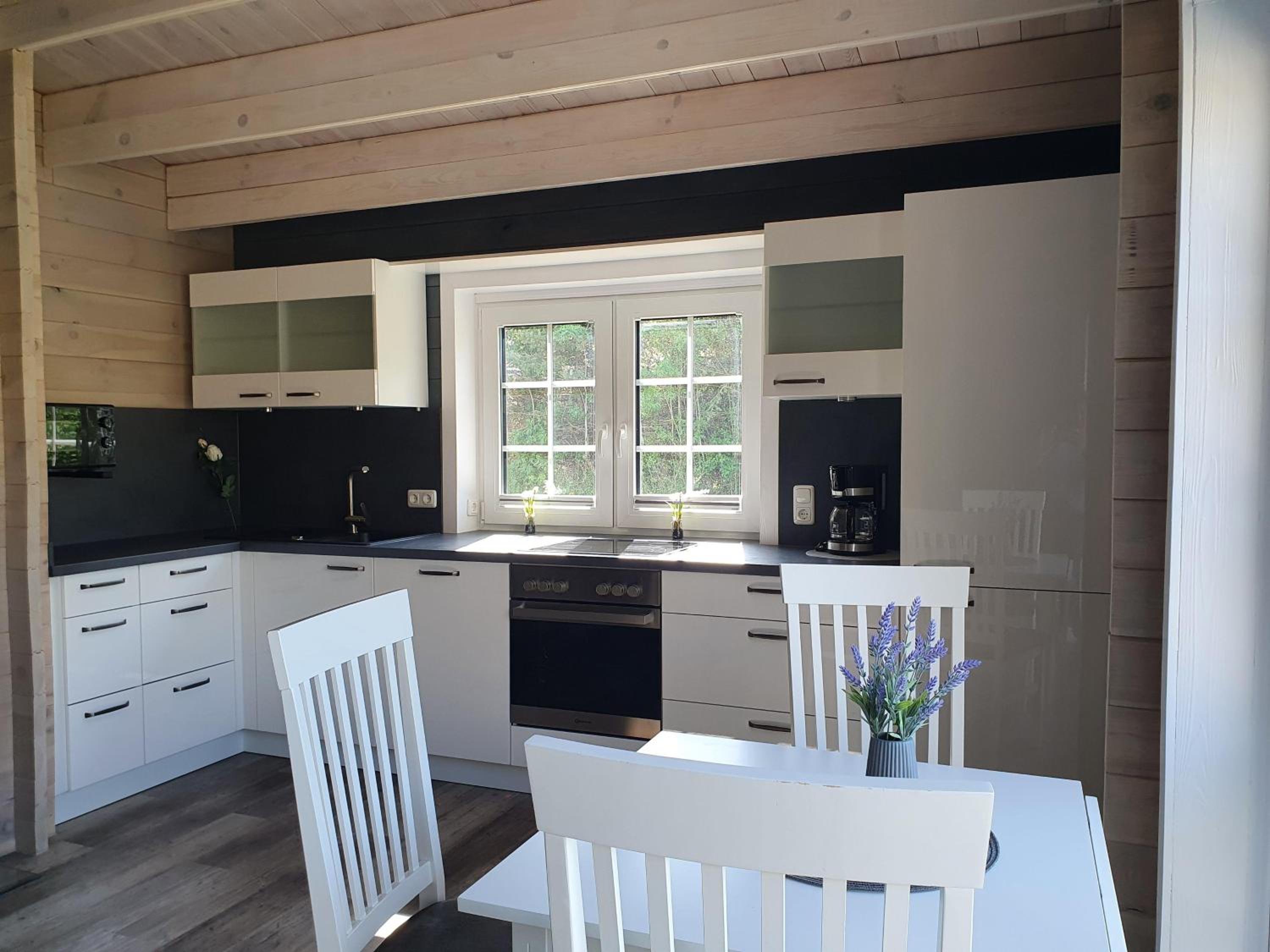 Idyllisches-Blockbohlenhaus-mit-eigenem-Garten-und-Sauna-zum-Wohlfuehlen