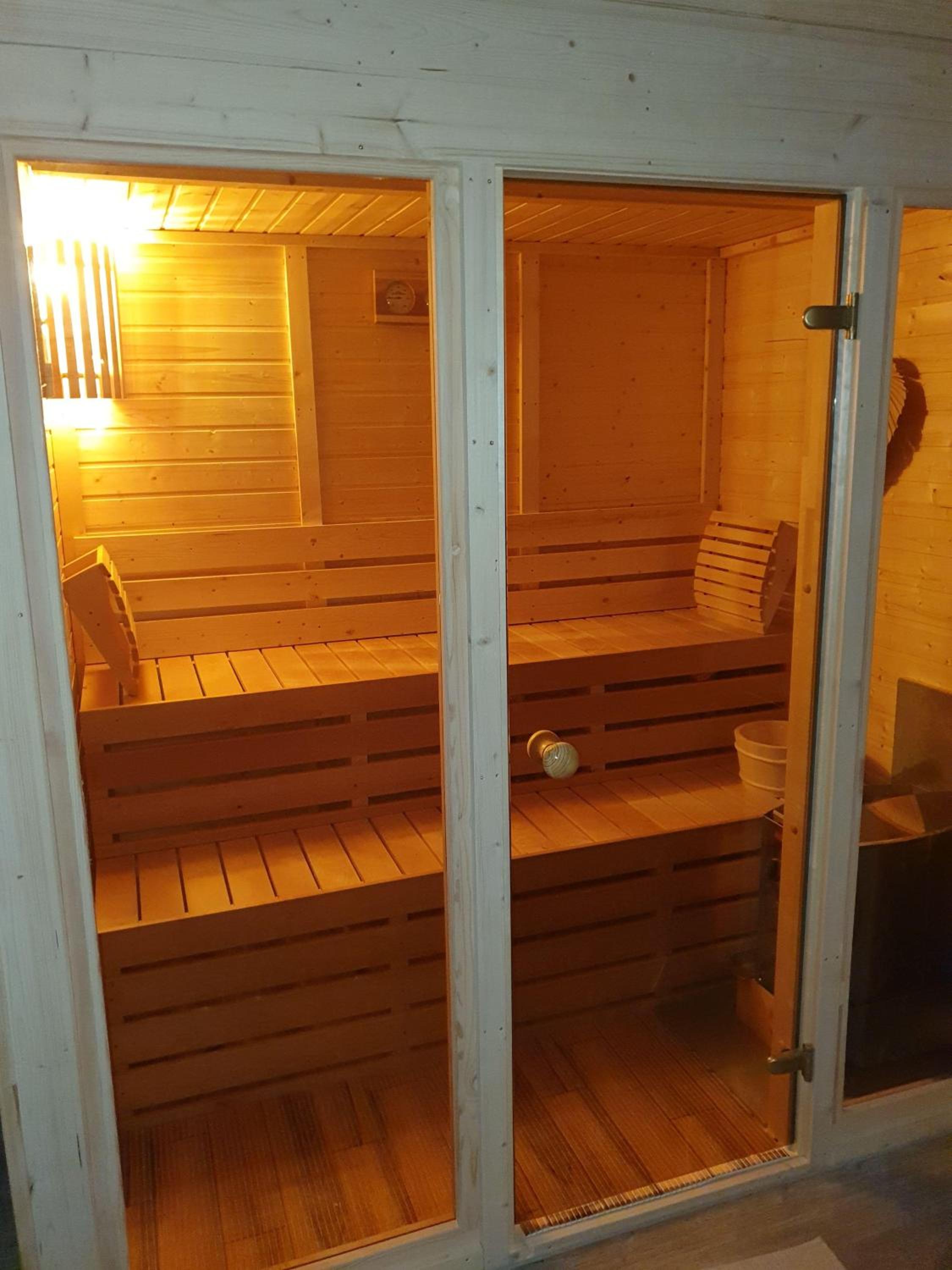 Idyllisches-Blockbohlenhaus-mit-eigenem-Garten-und-Sauna-zum-Wohlfuehlen