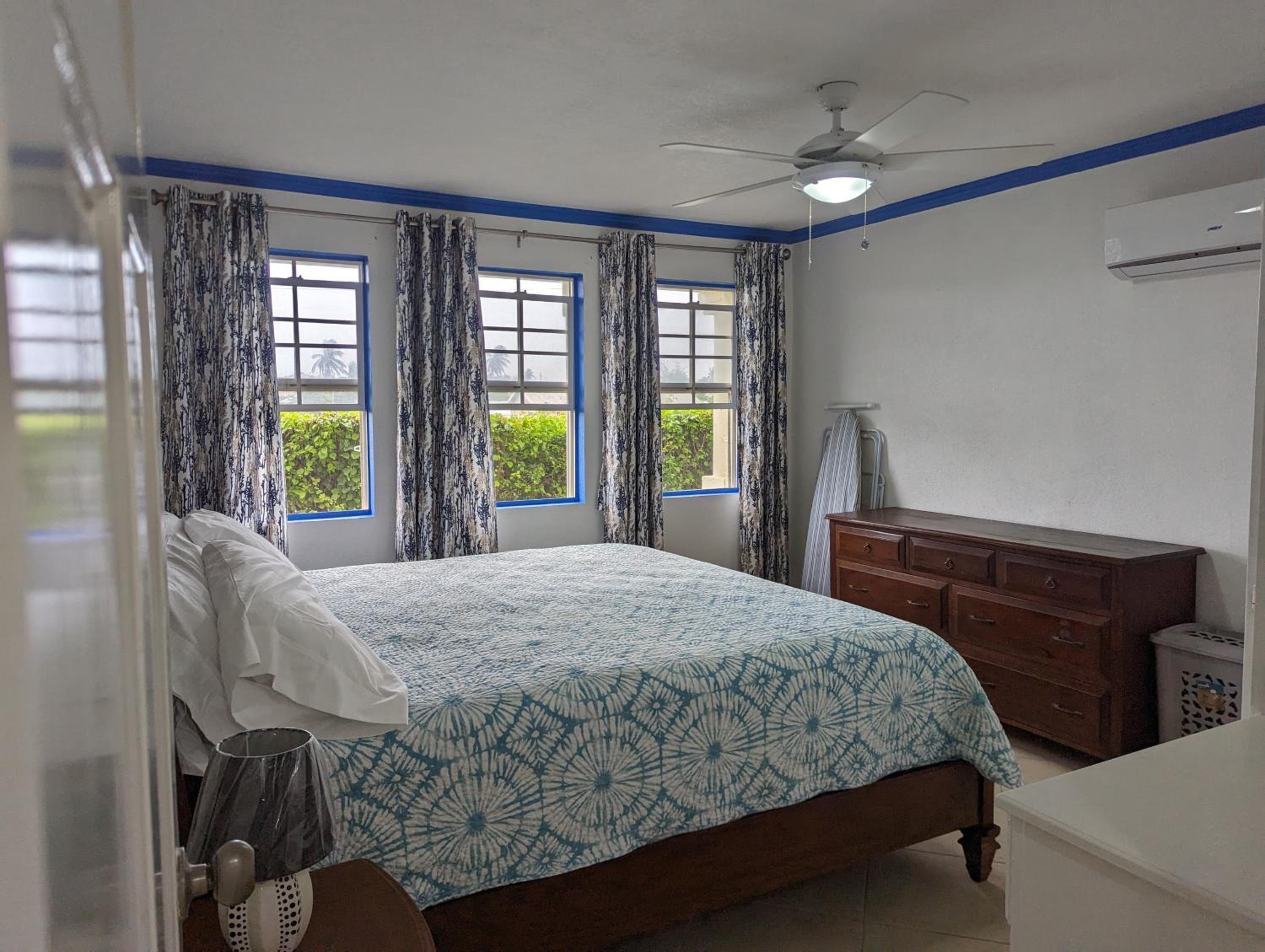 Seaside apartment nr beach, supermarket and bus route