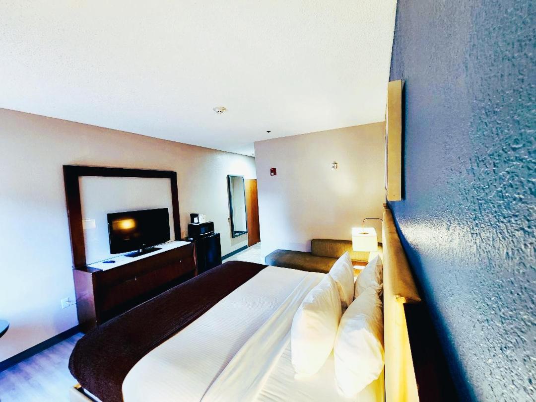 Newly Renovated Red Roof Inn & Suites Hinesville with breakfast, Zdjęcie 32
