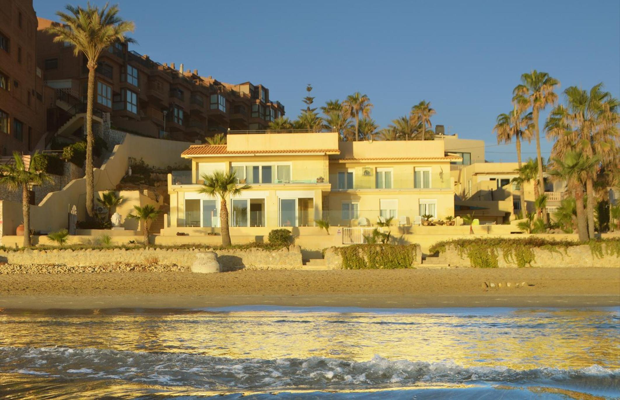 Espectacular Suite Privada a pie de playa y mar en CHALET ROQUETES