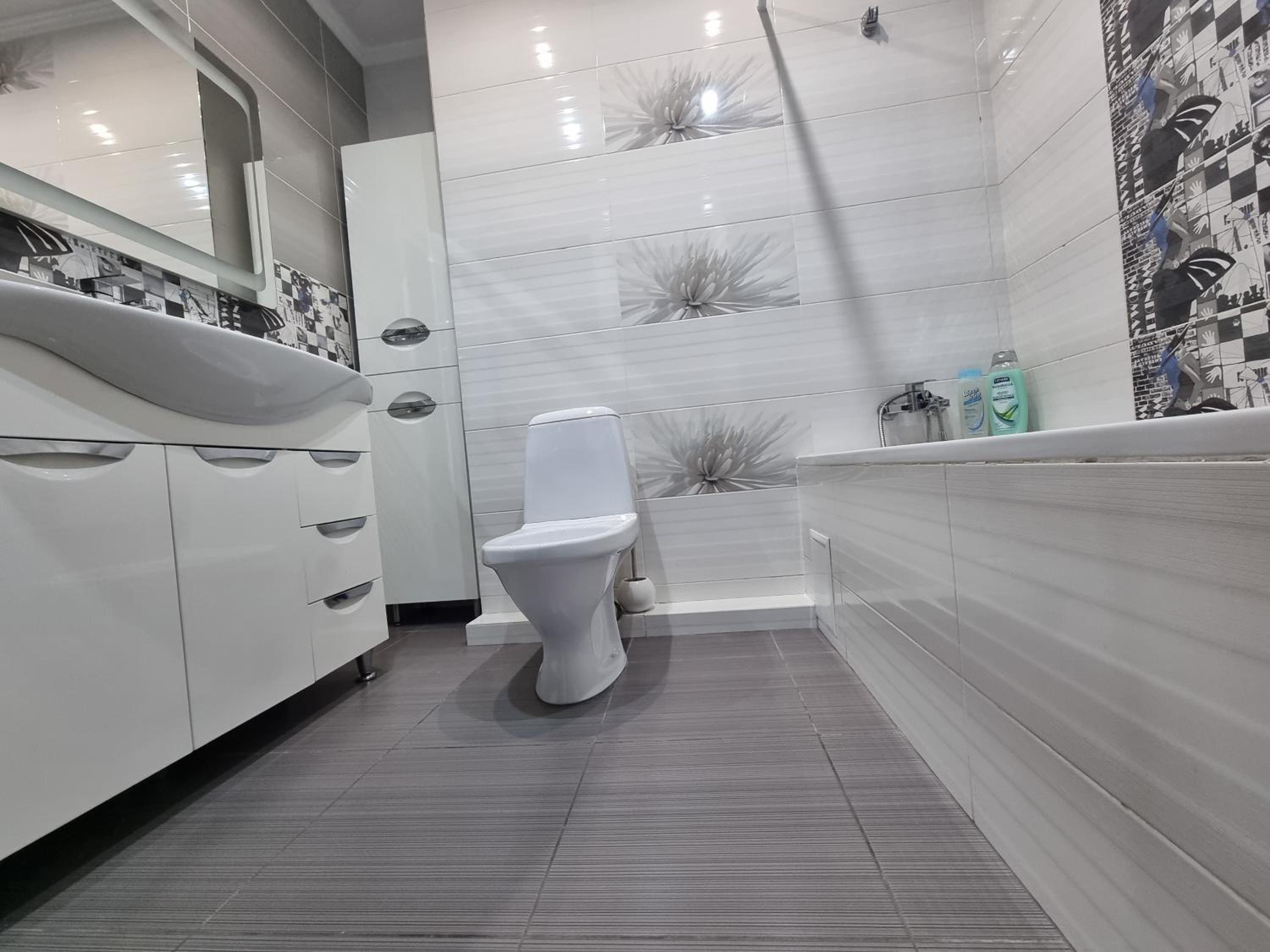 Spacious 72 m Apartment - Near Center & Hospitals - Fast WiFi - Self Check-in view 4