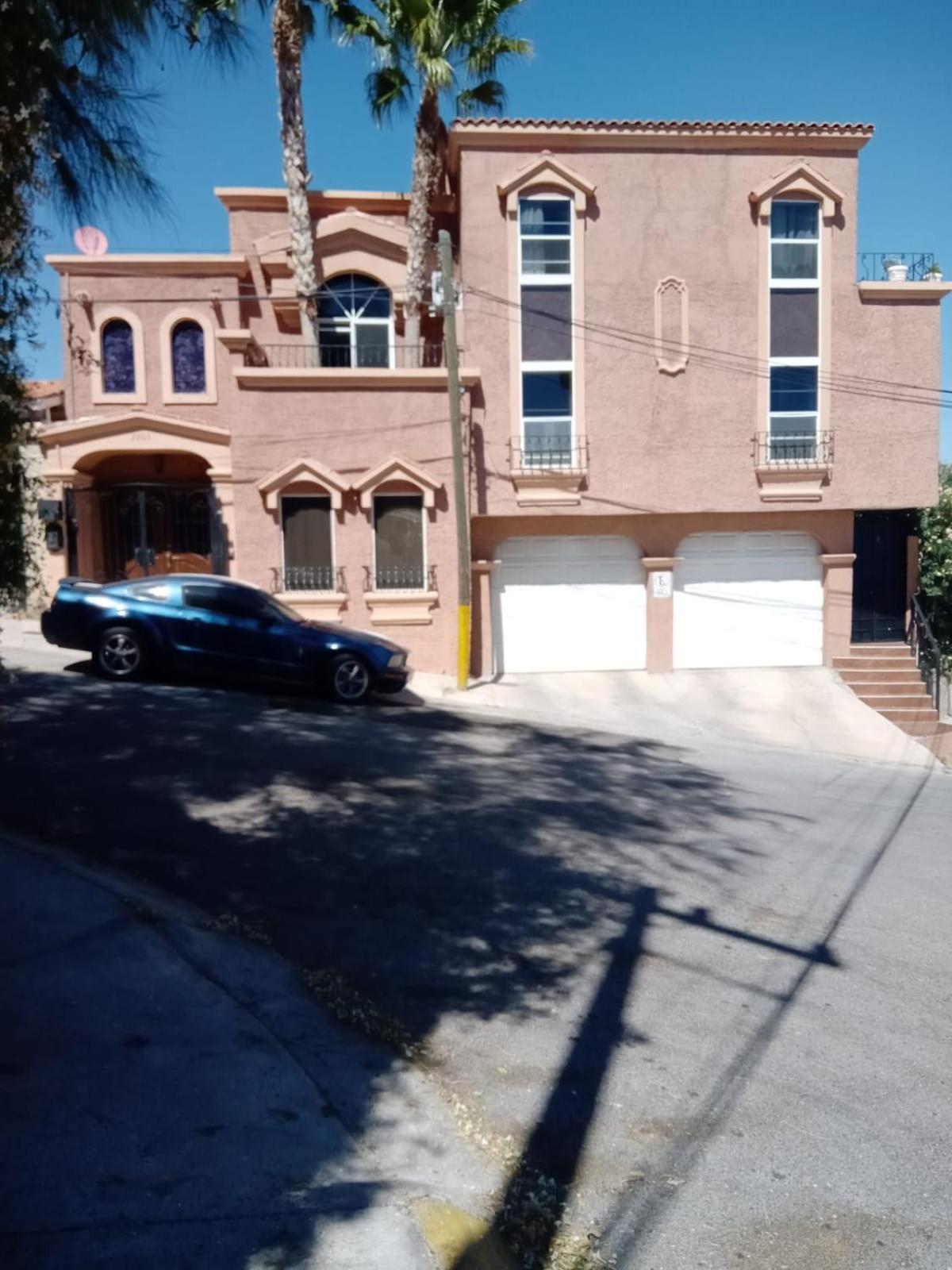 Hotel Confortable y acogedor Departamento por UACH II - Image 1