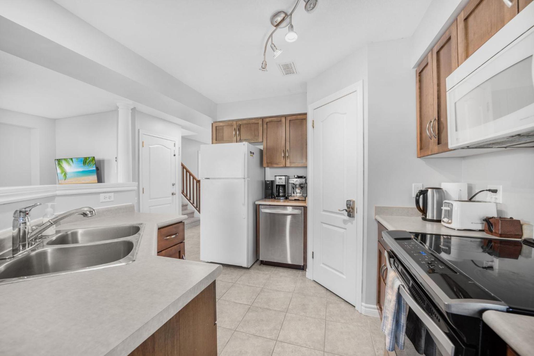 Guelph Vacations - Hanlon Creek Gem Close To U Of G 3 Bedroom - Property Image 2
