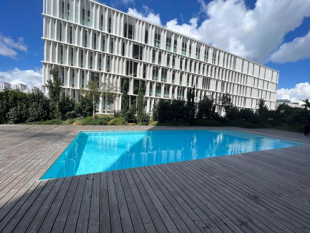 Luxury River View 3BR with Pool by Airport view 4