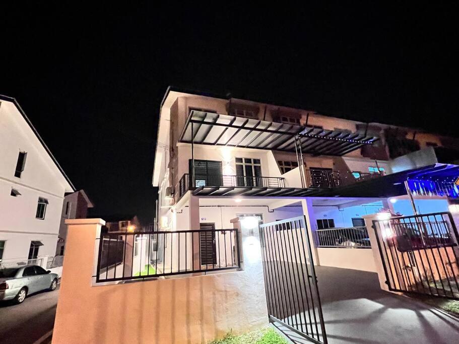 3Floor landed Endlot w pooltable/karaoke/gamesroom