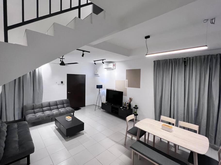3Floor landed Endlot w pooltable/karaoke/gamesroom