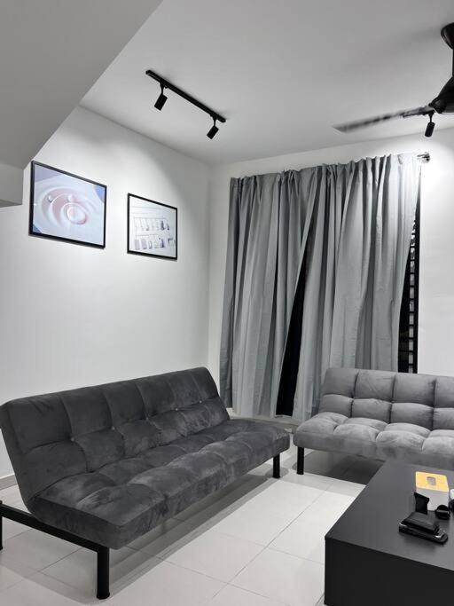 3Floor landed Endlot w pooltable/karaoke/gamesroom