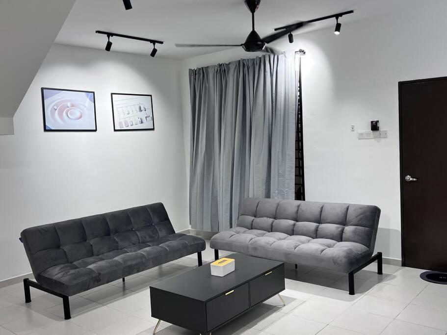 3Floor landed Endlot w pooltable/karaoke/gamesroom