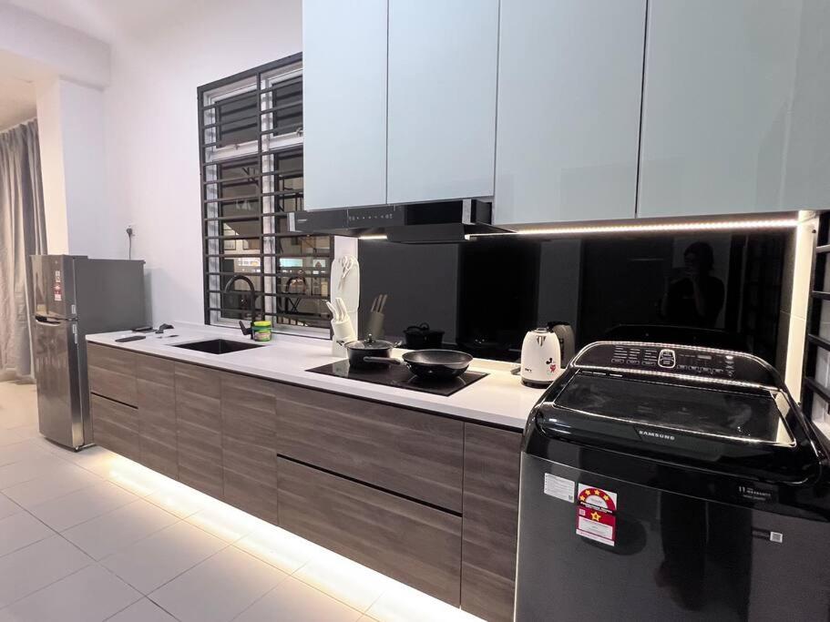 3Floor landed Endlot w pooltable/karaoke/gamesroom