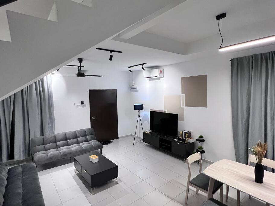 3Floor landed Endlot w pooltable/karaoke/gamesroom