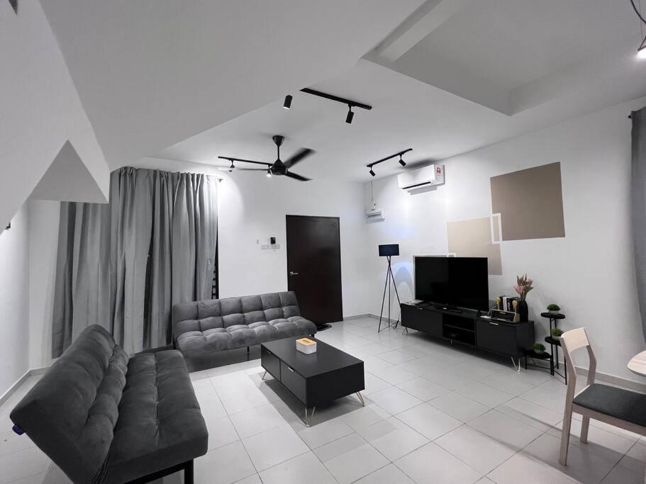3Floor landed Endlot w pooltable/karaoke/gamesroom