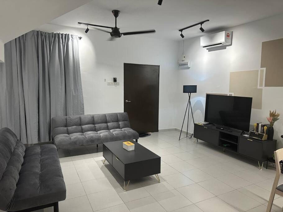 3Floor landed Endlot w pooltable/karaoke/gamesroom
