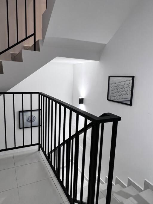 3Floor landed Endlot w pooltable/karaoke/gamesroom