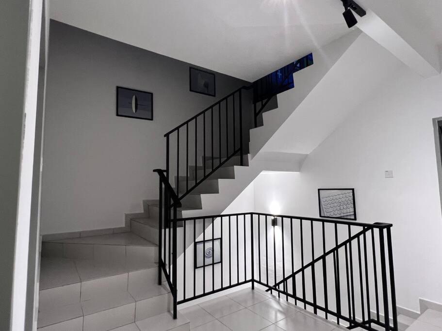3Floor landed Endlot w pooltable/karaoke/gamesroom