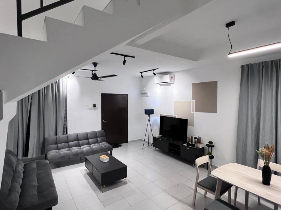 3Floor landed Endlot w pooltable/karaoke/gamesroom