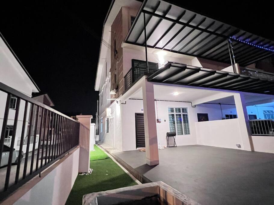 3Floor landed Endlot w pooltable/karaoke/gamesroom