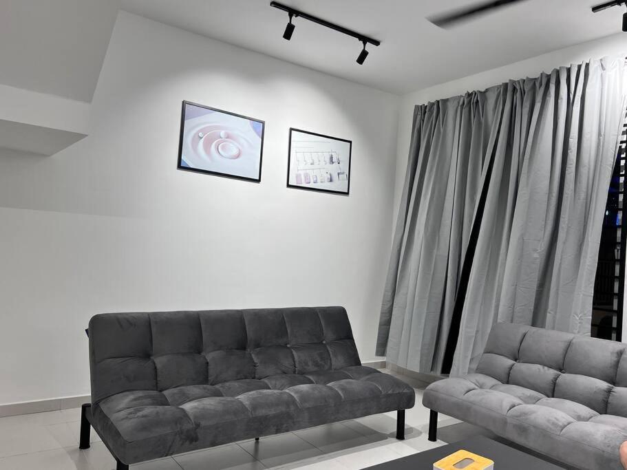 3Floor landed Endlot w pooltable/karaoke/gamesroom