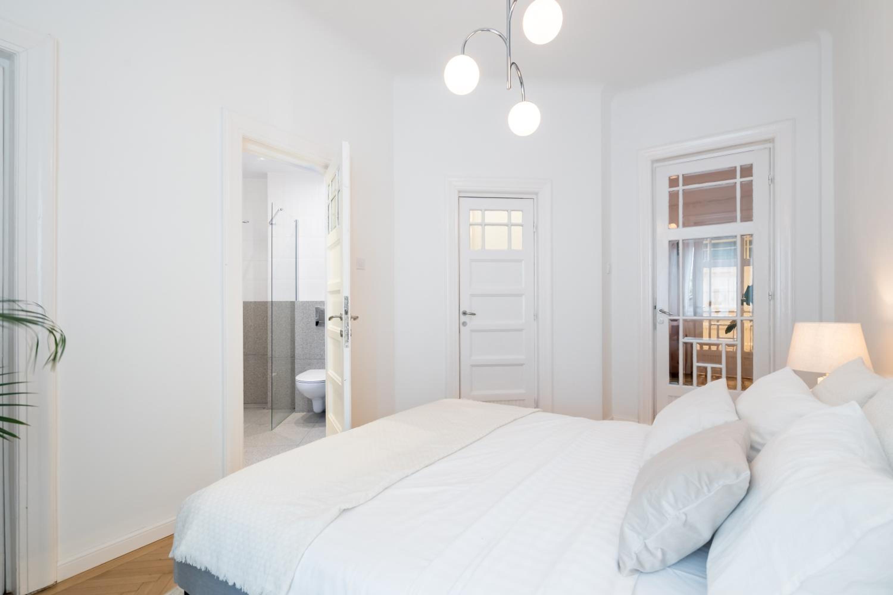 Cismigiu Serenity - 1BR flats with Scenic Balcony view 4