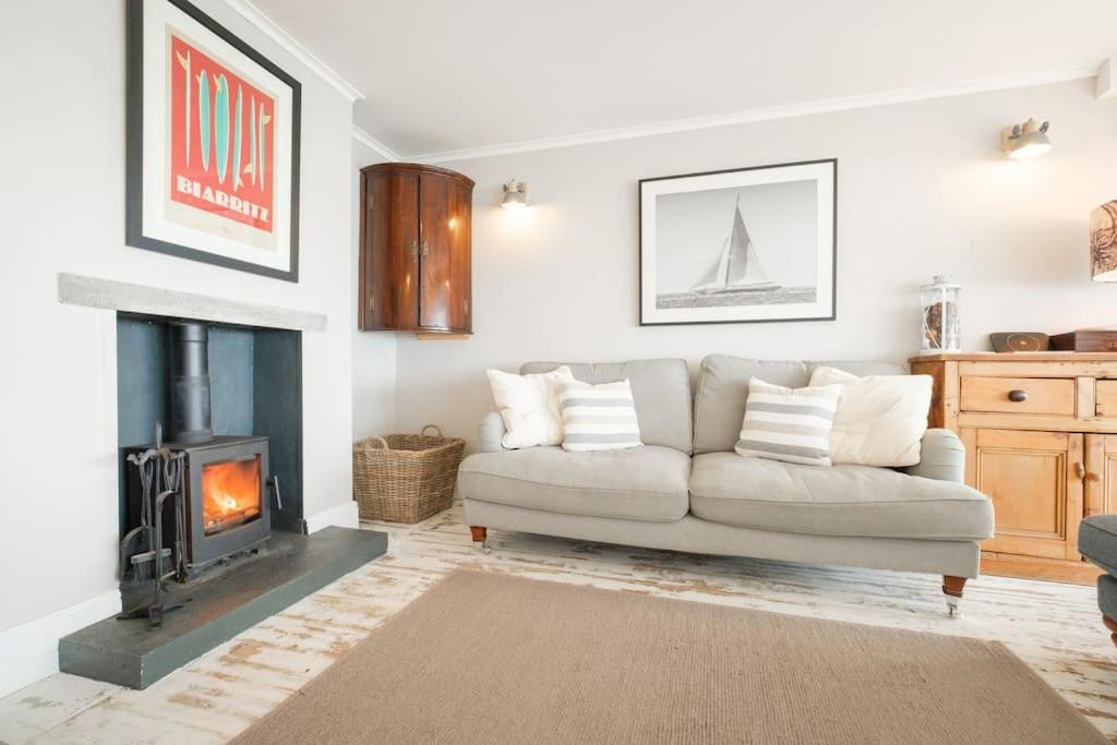 Mesmerising sea views - Penrose - above the beach Cornwall. view 2