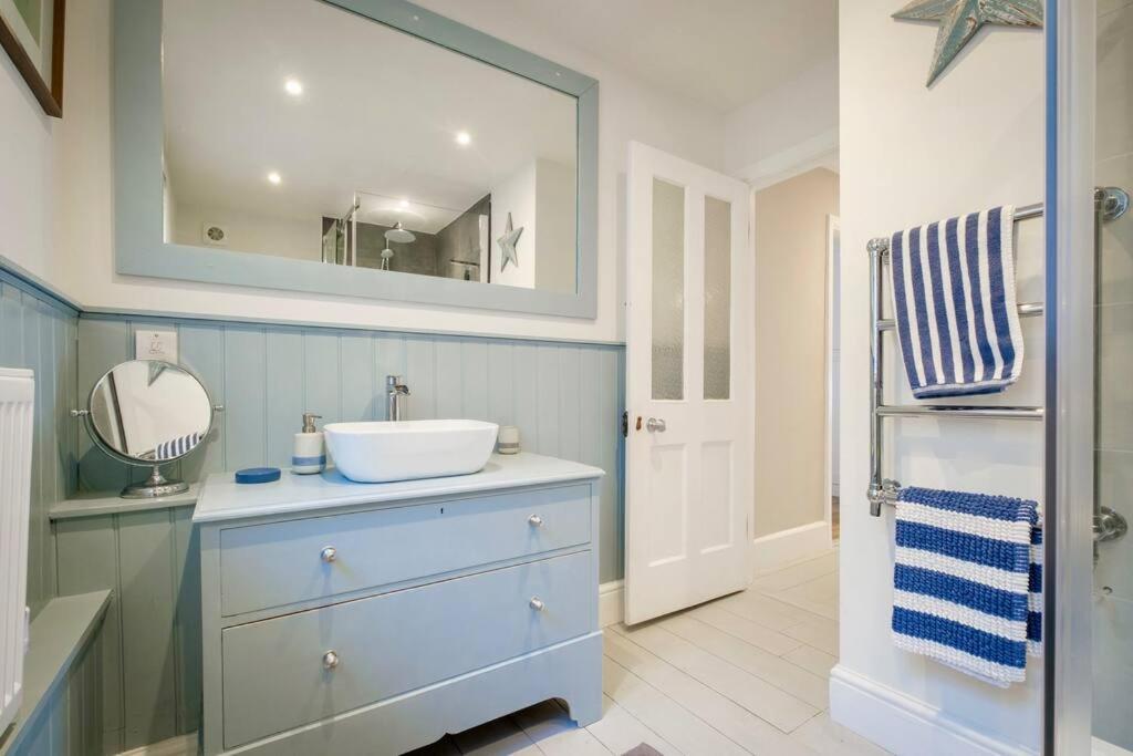 Mesmerising sea views - Penrose - above the beach Cornwall. view 5