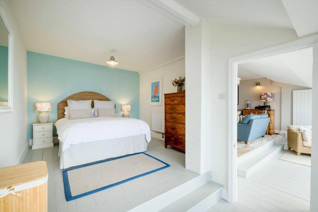 Mesmerising sea views - Penrose - above the beach Cornwall. view 4