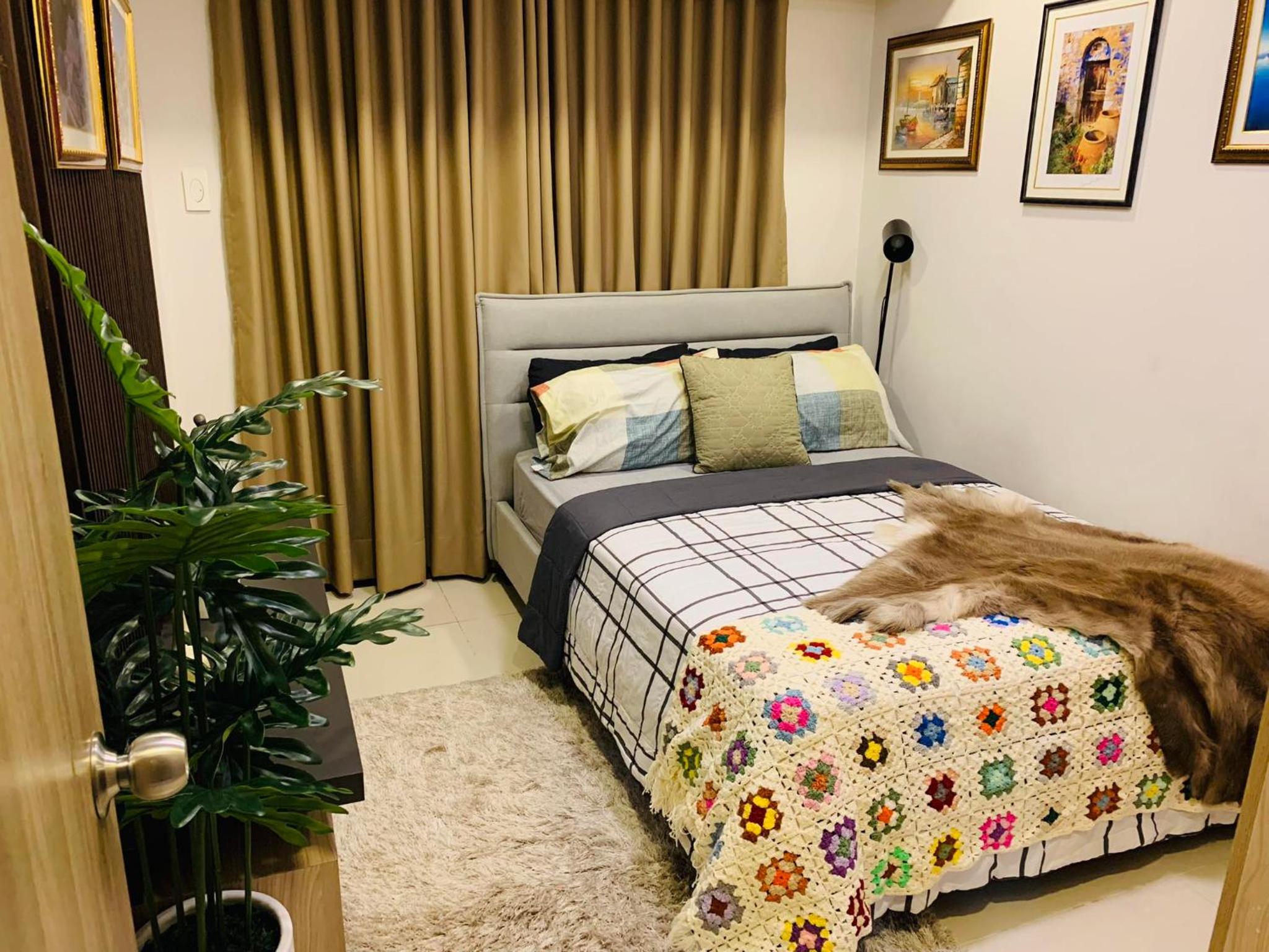 Ultimate Comfort Prime Location 2BR Condo with King Bed near Airport Mall of Asia Fast WiFi and Free Parking view 5