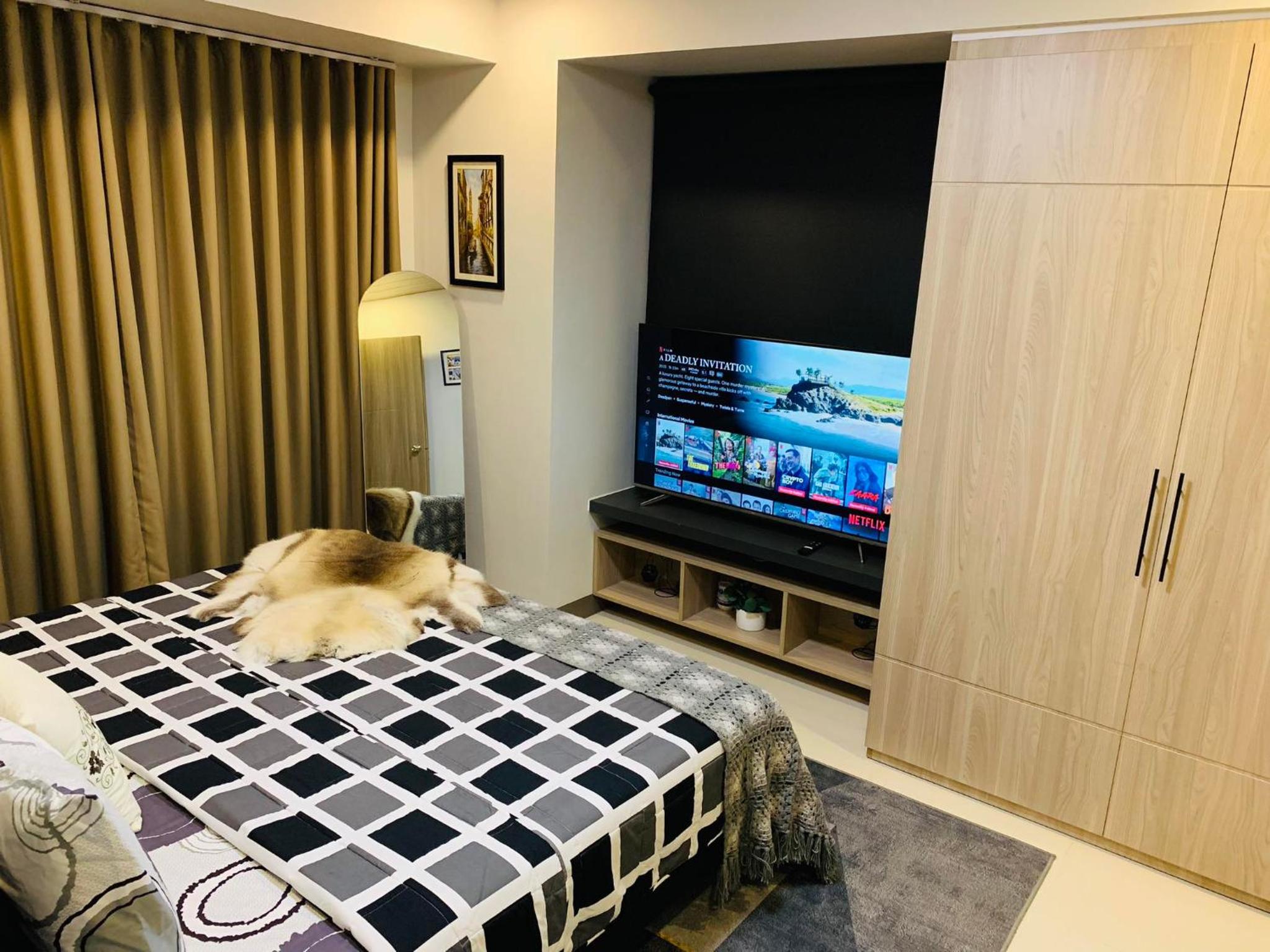 Ultimate Comfort Prime Location 2BR Condo with King Bed near Airport Mall of Asia Fast WiFi and Free Parking view 4