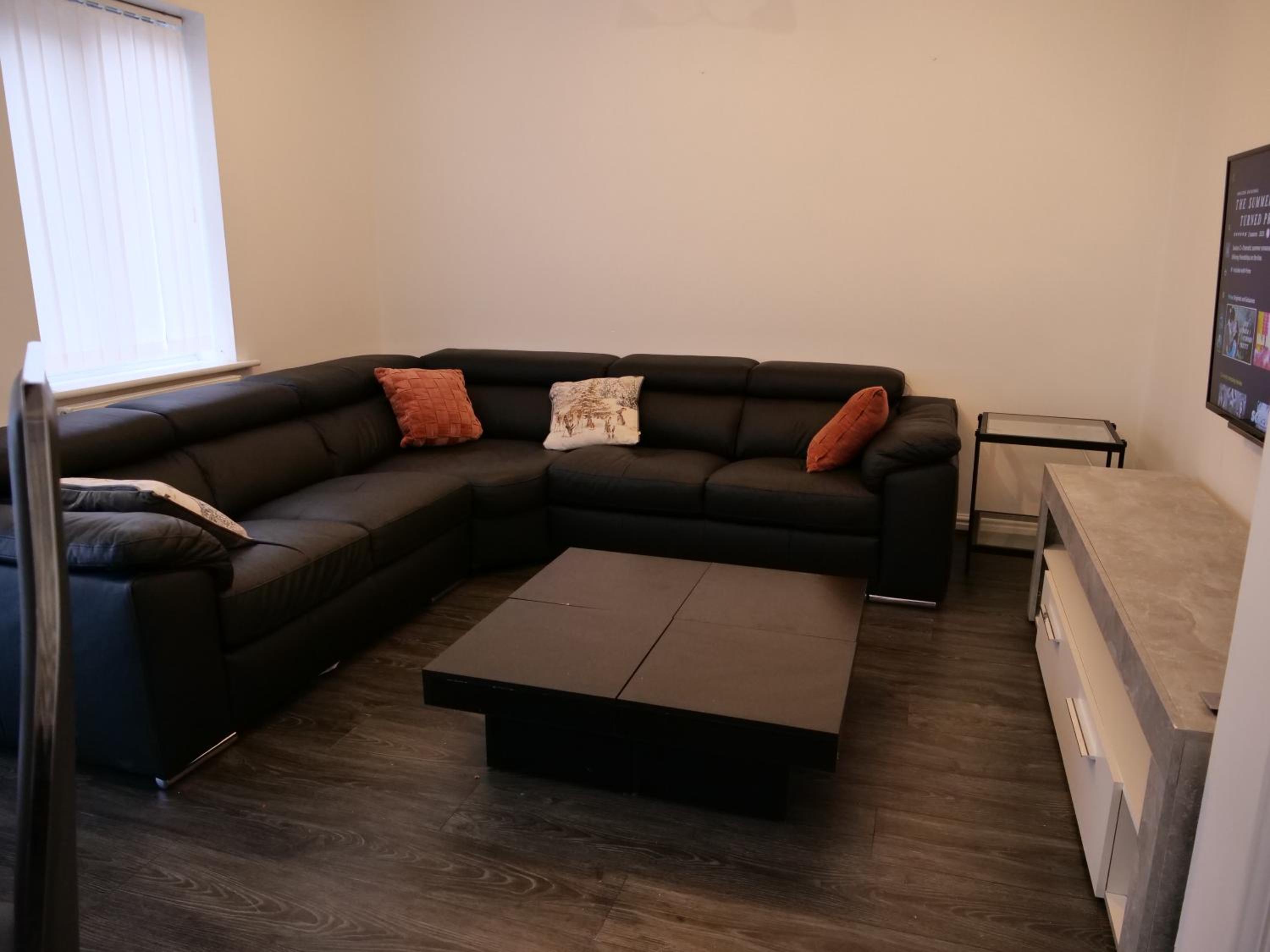 Spacious 4 Bed House, Sleep 8 Short & Long Stay, Free Parking ,5min Drive from Man City Stadium photo 2