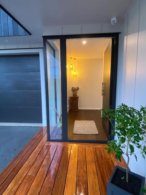 Luxury Escape in CBD - Walking Distance To Town view 3