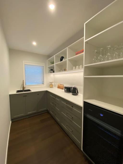 Luxury Escape in CBD - Walking Distance To Town view 5