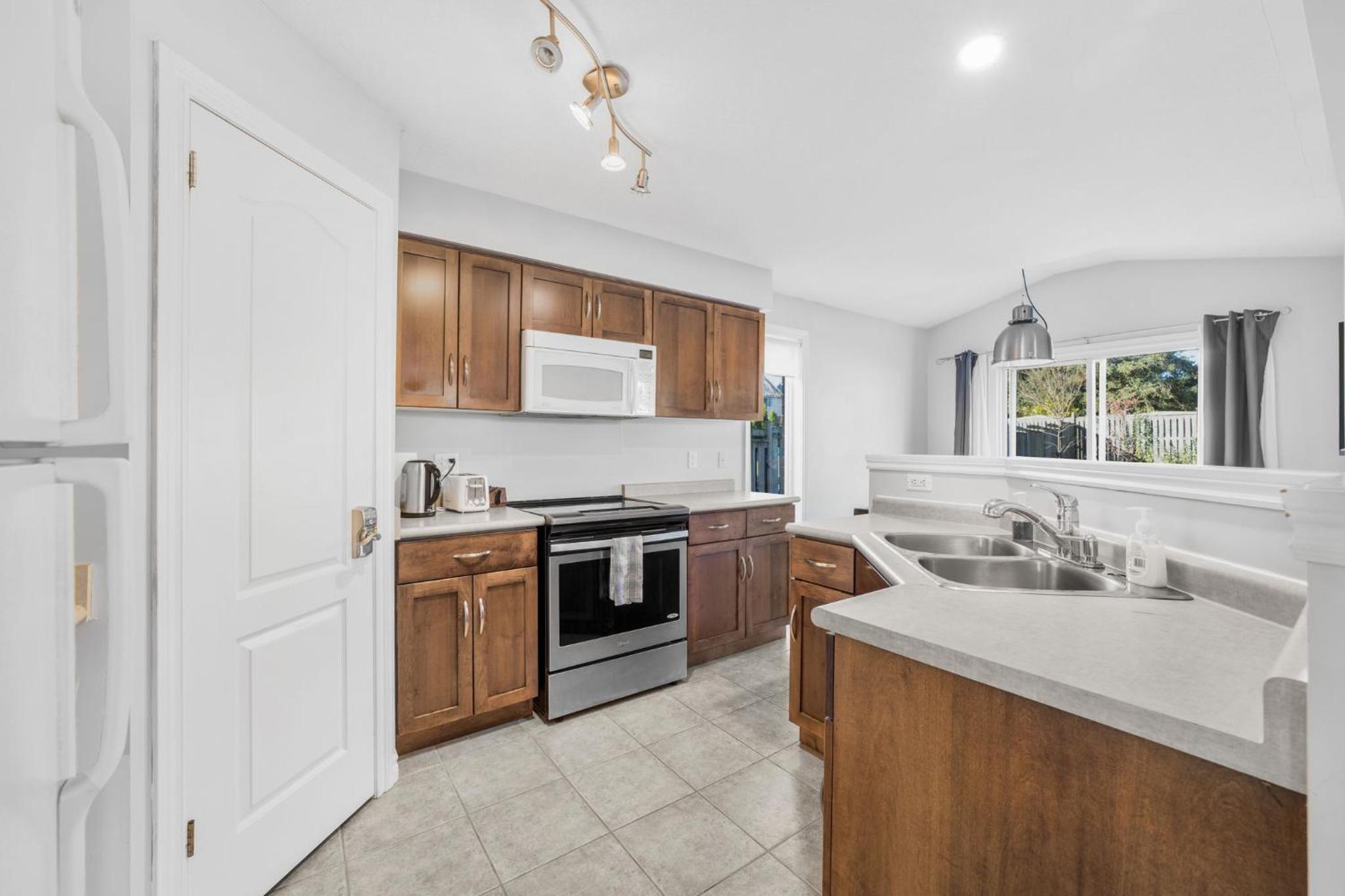 Guelph Vacations - Hanlon Creek Gem Close To U Of G 3 Bedroom - Property Image 24