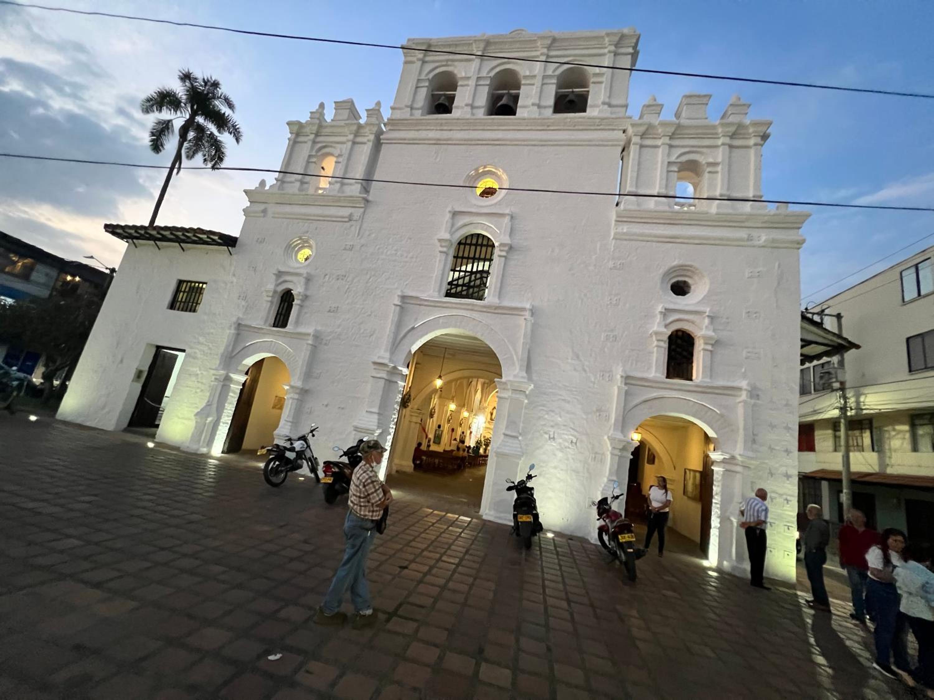 Apartamento para grupos grandes dentro de centro comercial con frisby