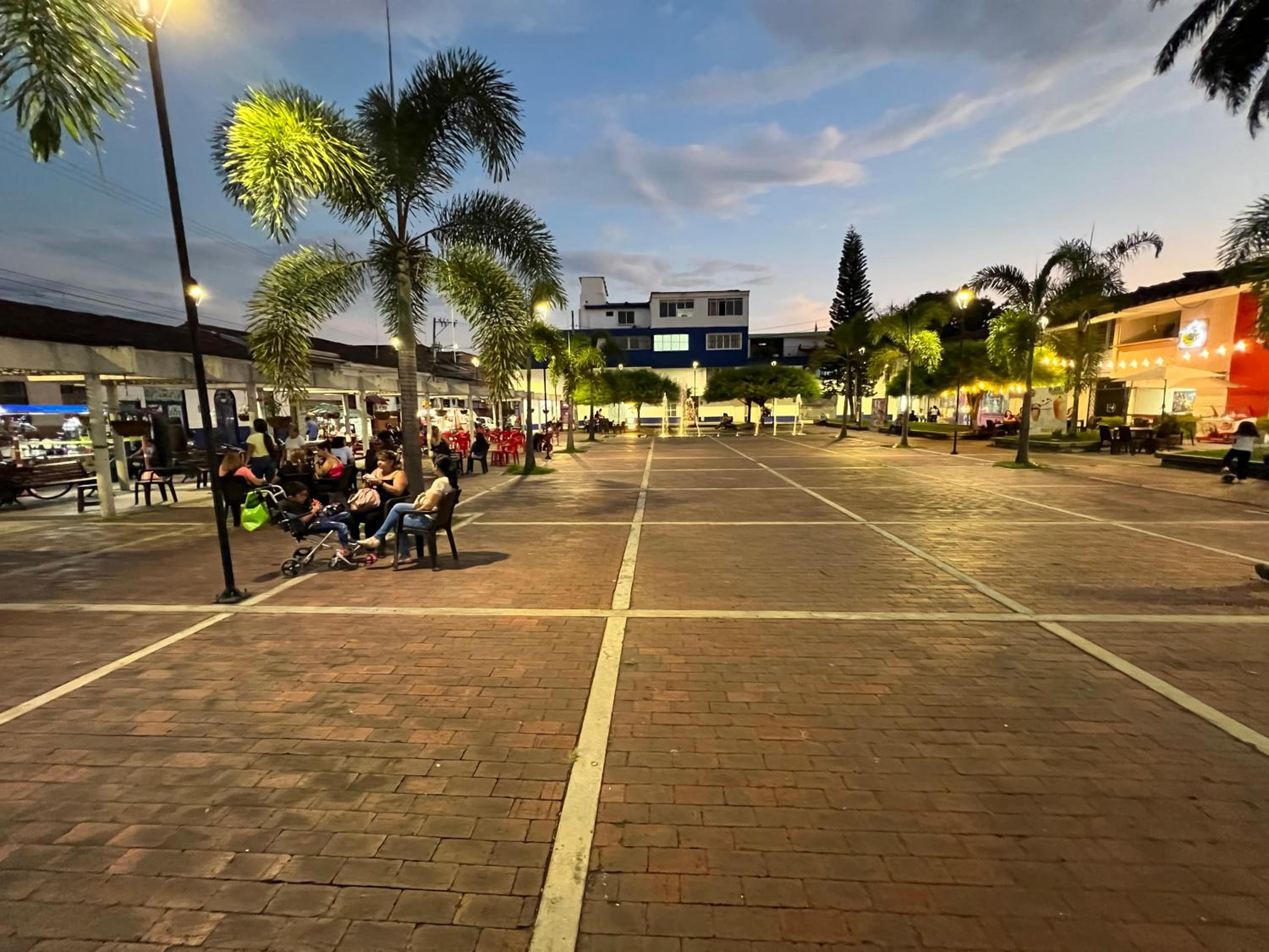 Apartamento para grupos grandes dentro de centro comercial con frisby