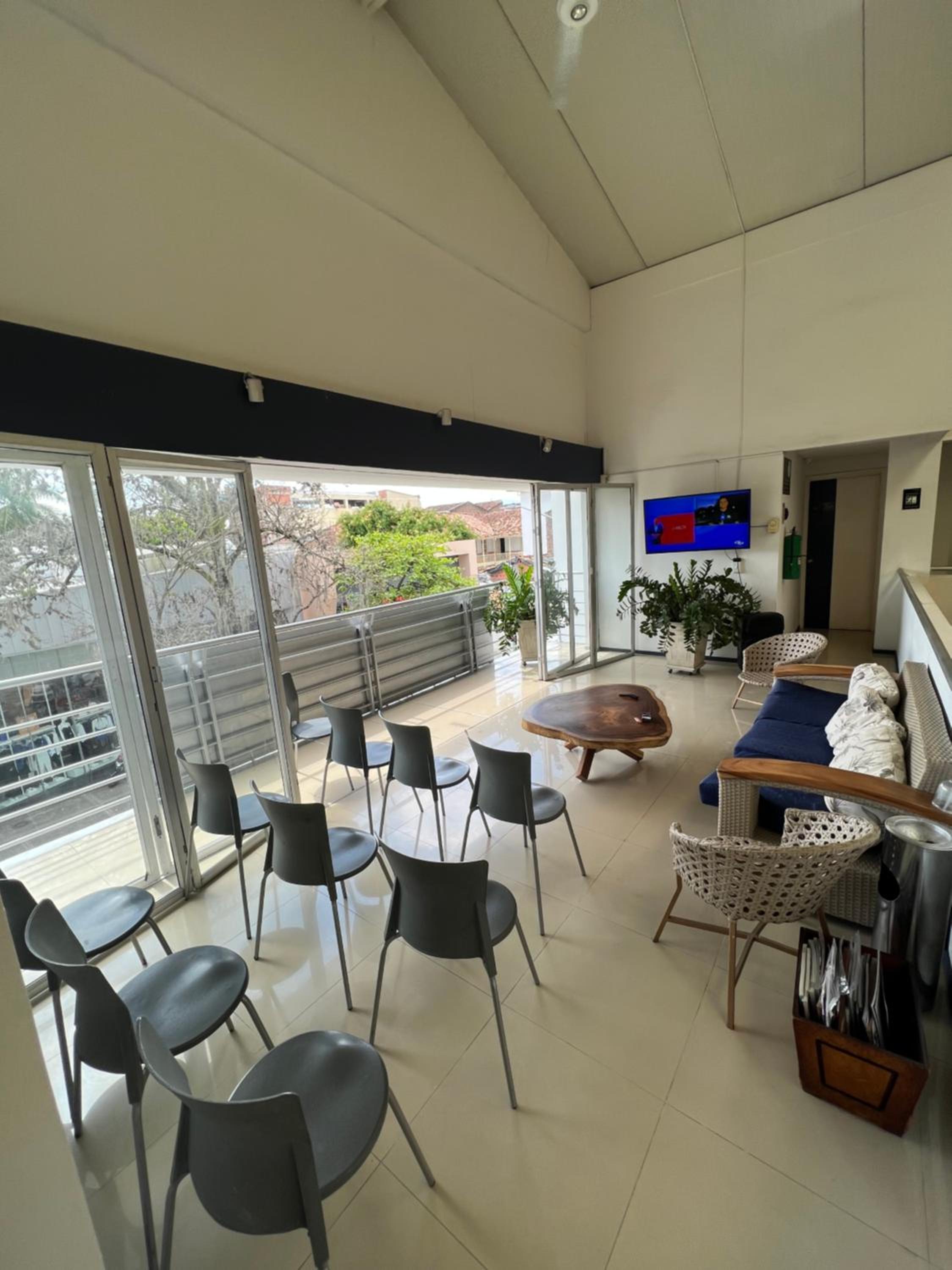Apartamento para grupos grandes dentro de centro comercial con frisby