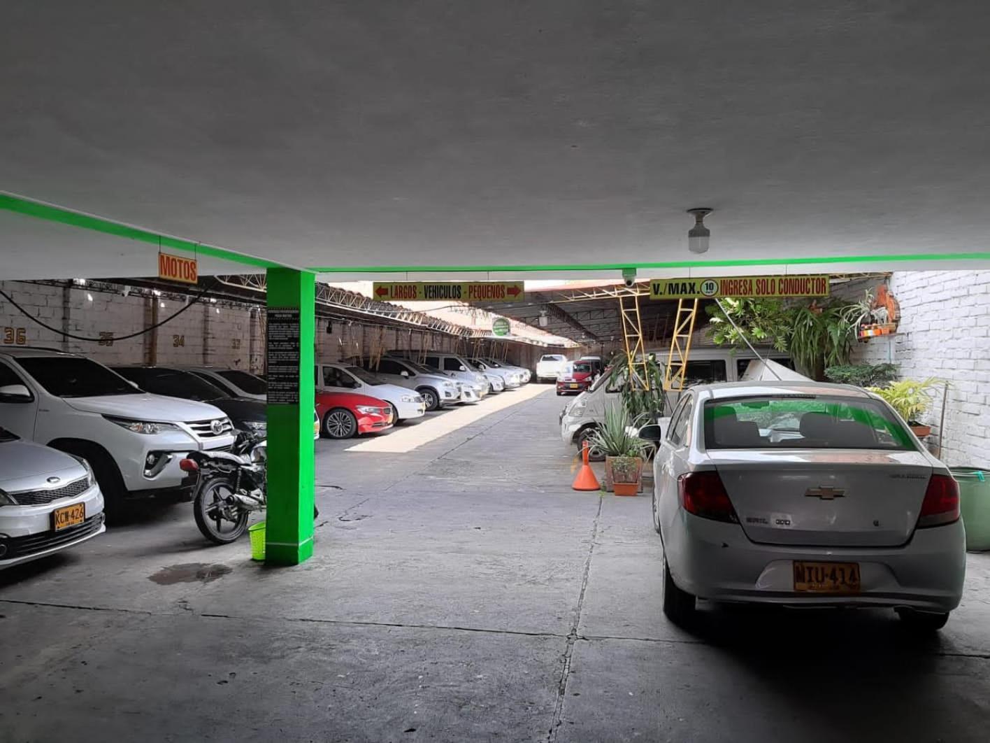 Apartamento para grupos grandes dentro de centro comercial con frisby