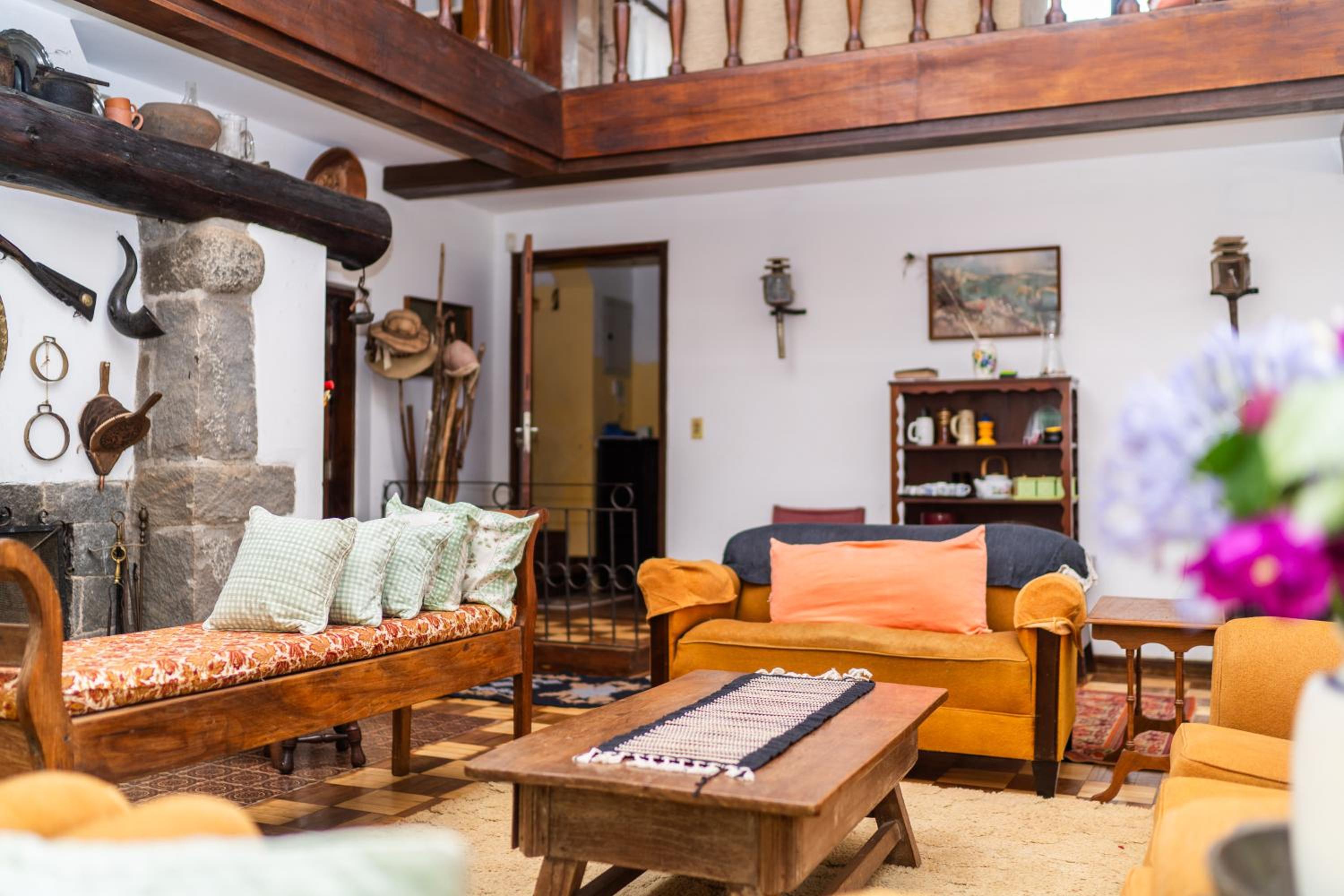 Incrível casa com cachoeira em meio à natureza
