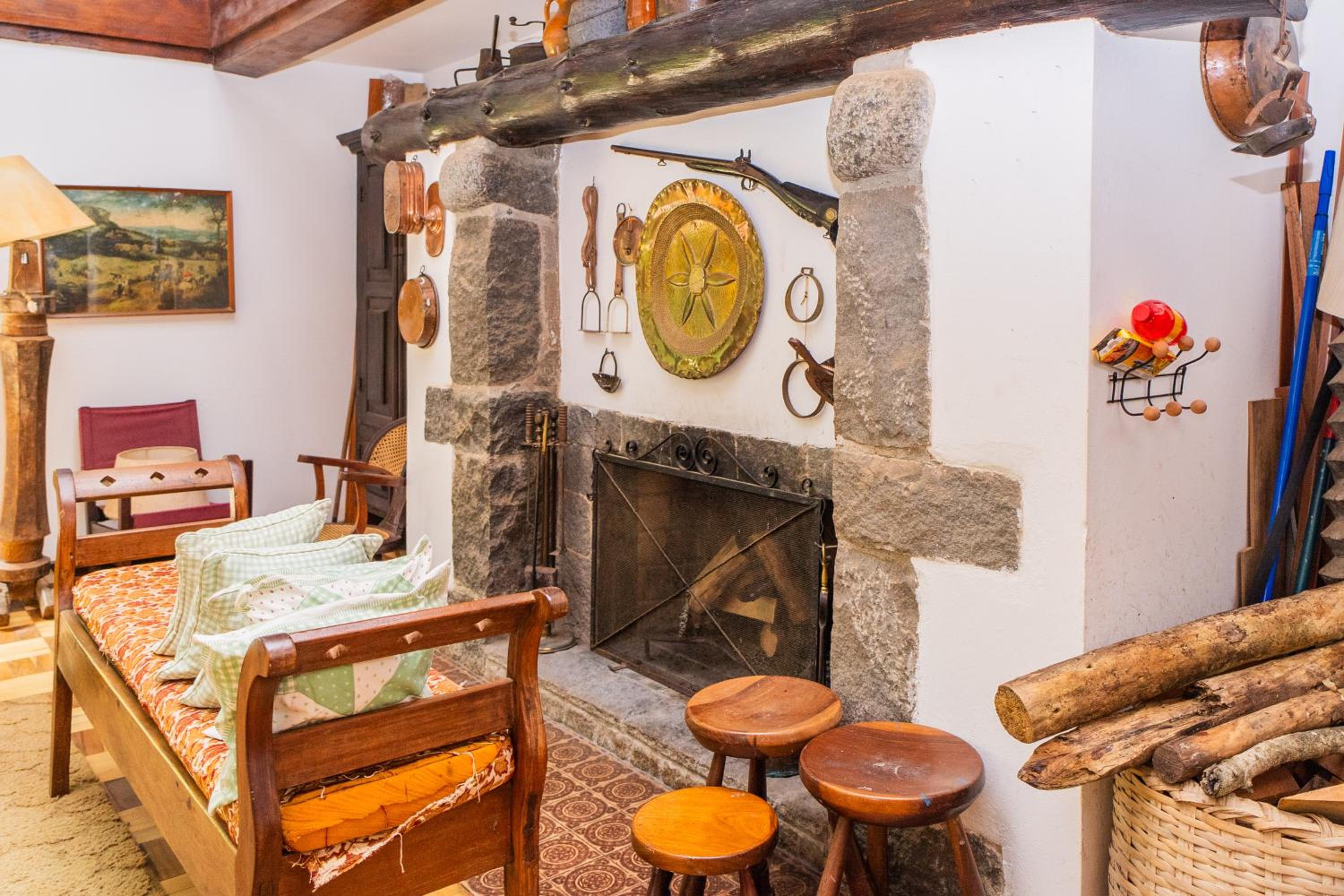 Incrível casa com cachoeira em meio à natureza