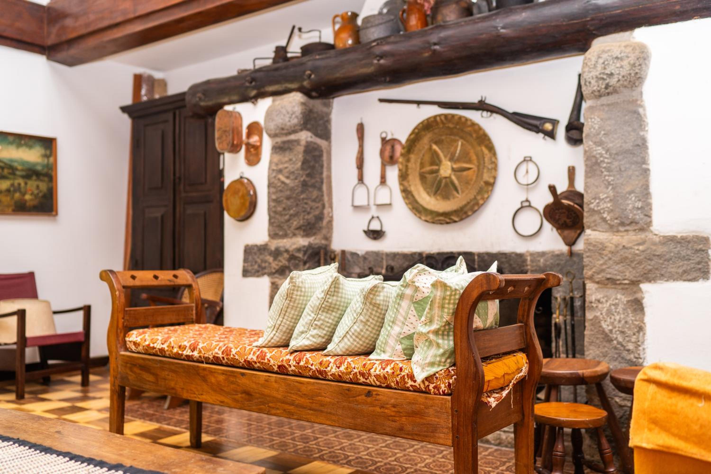 Incrível casa com cachoeira em meio à natureza