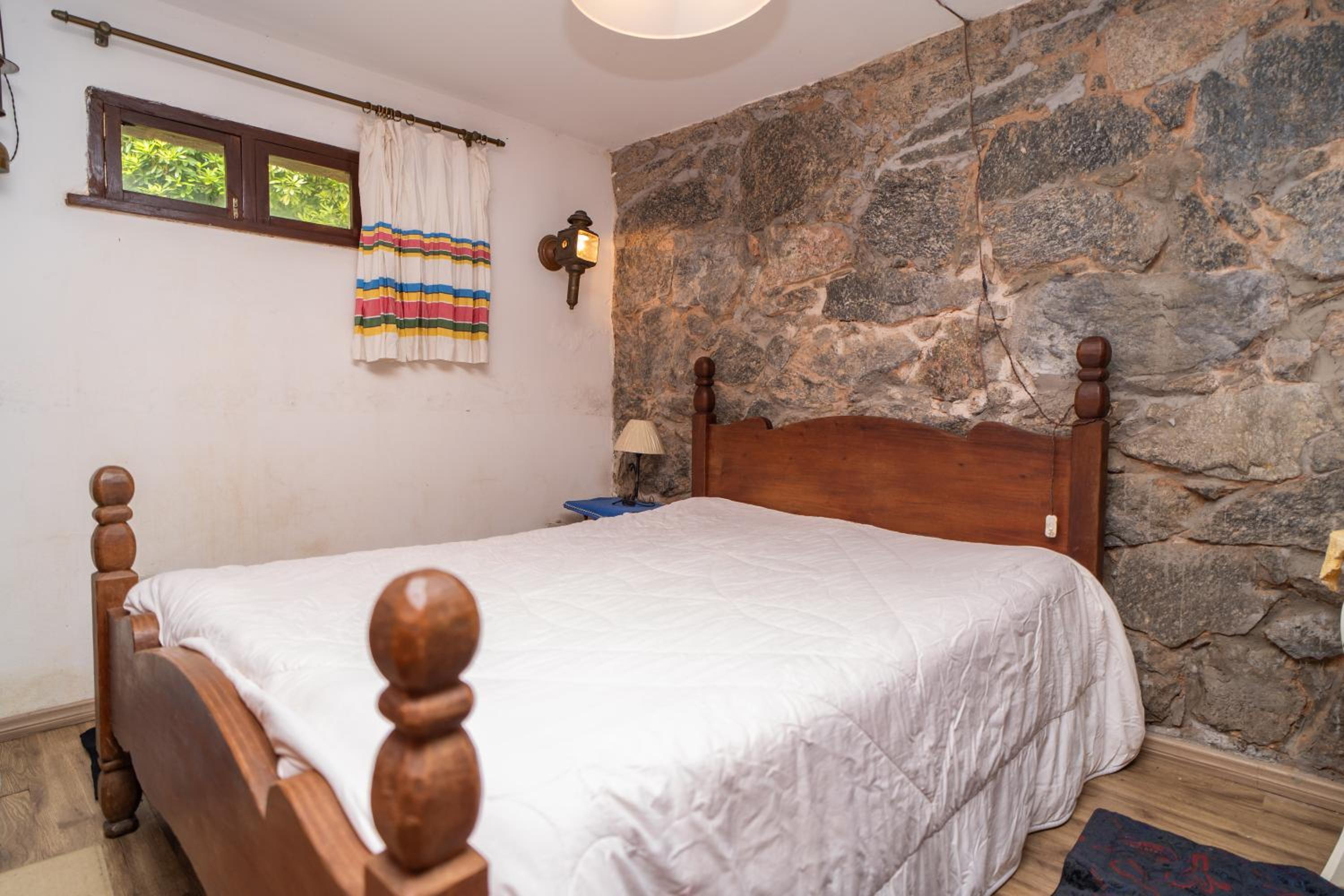 Incrível casa com cachoeira em meio à natureza