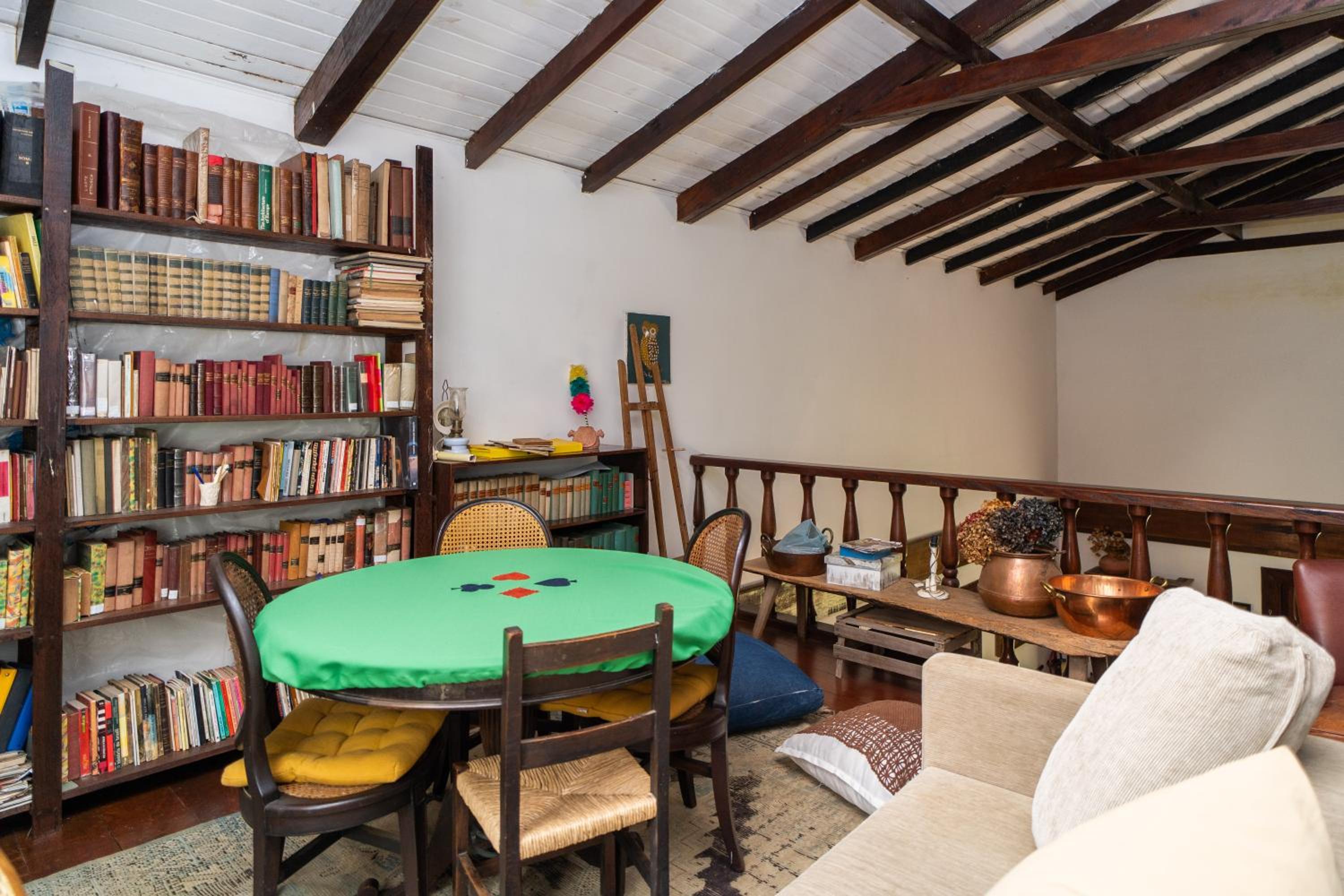 Incrível casa com cachoeira em meio à natureza