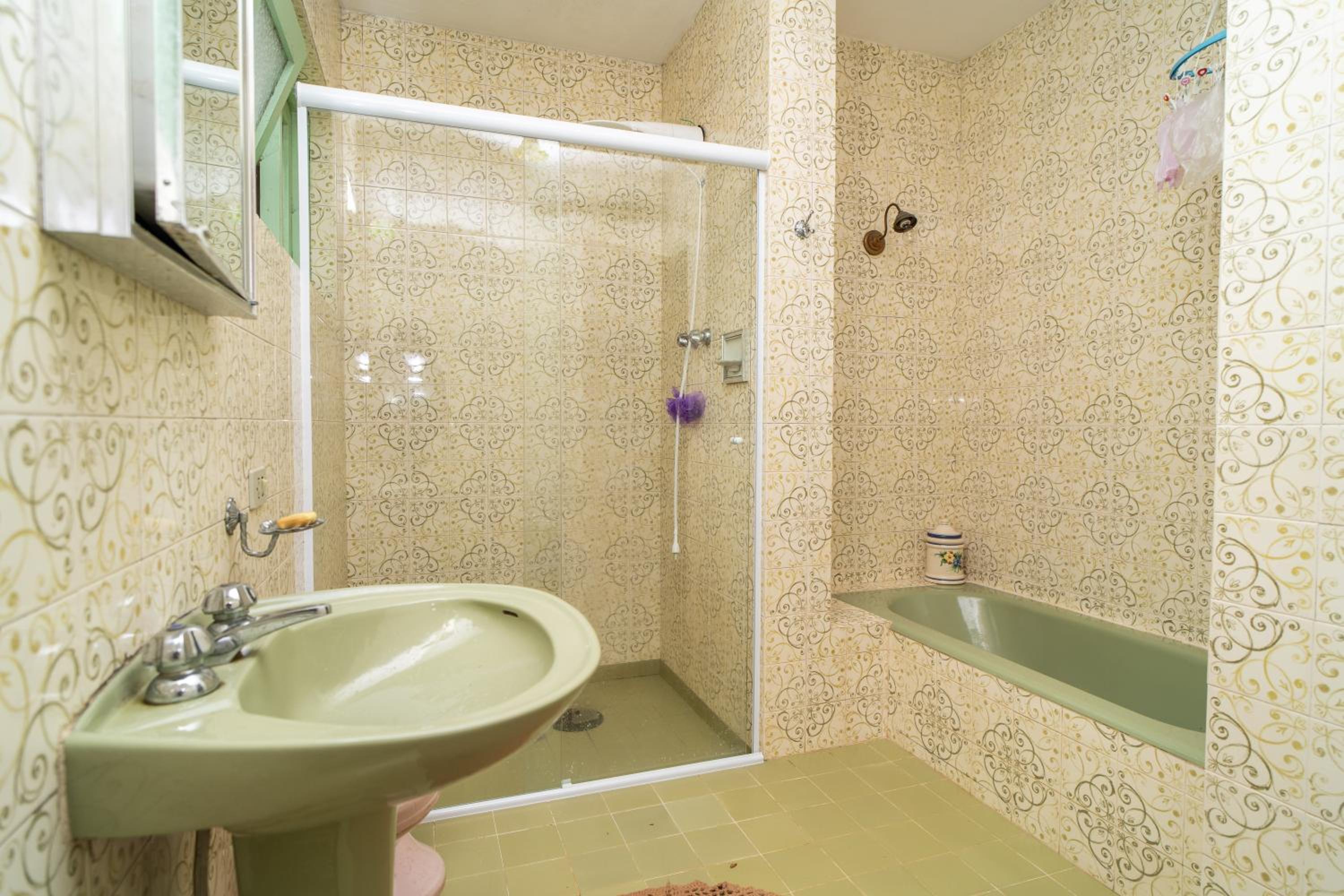 Incrível casa com cachoeira em meio à natureza