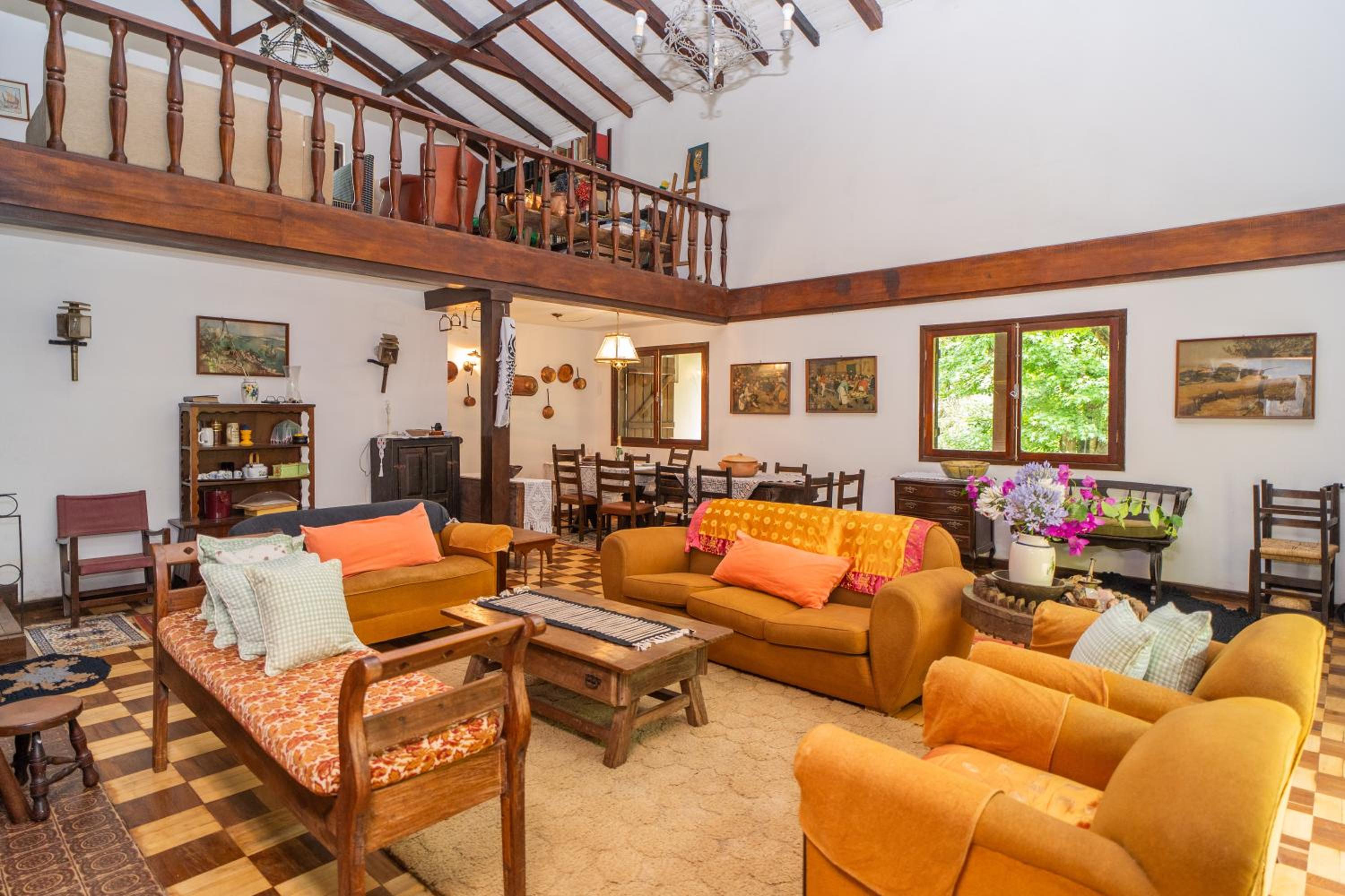 Incrível casa com cachoeira em meio à natureza