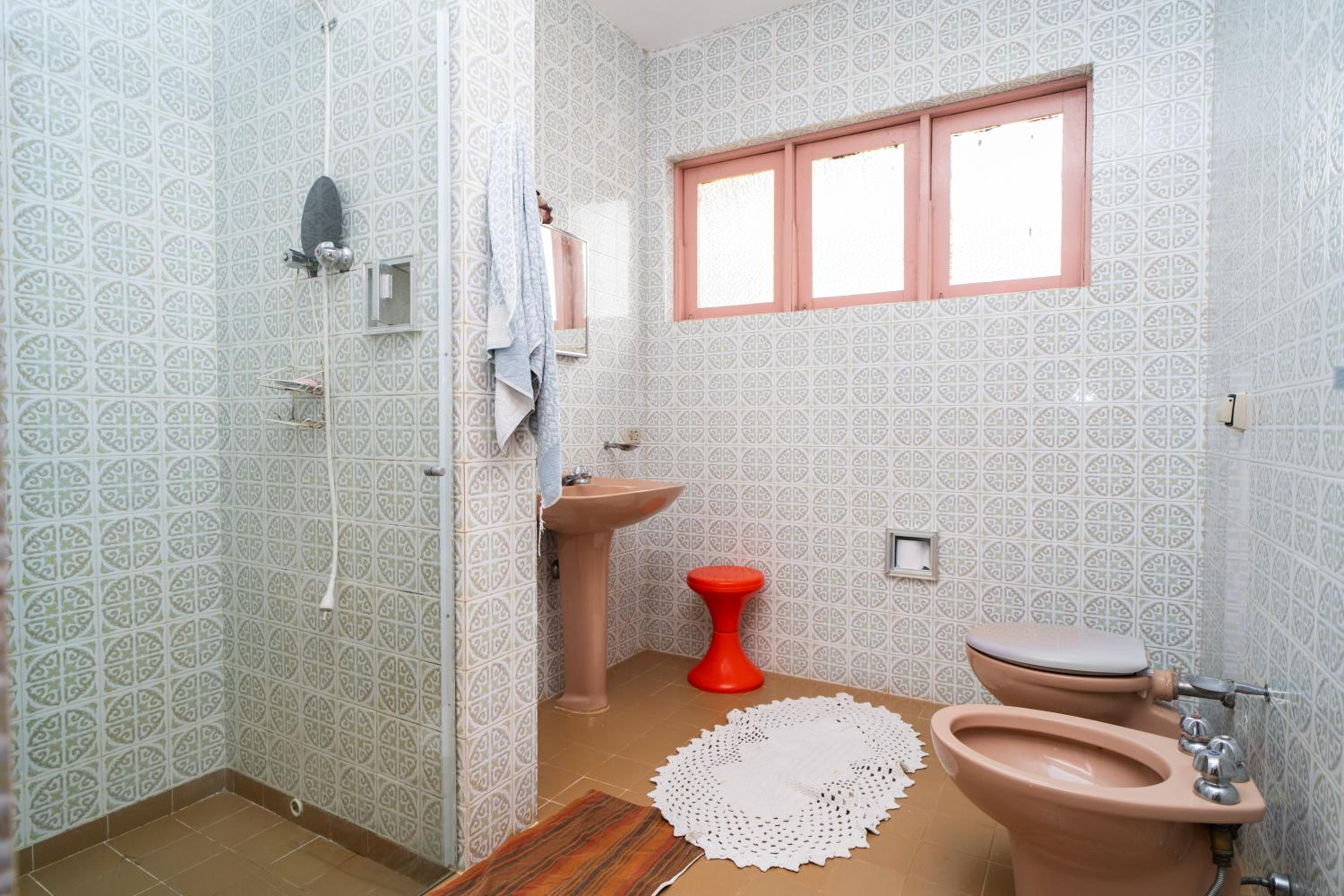 Incrível casa com cachoeira em meio à natureza