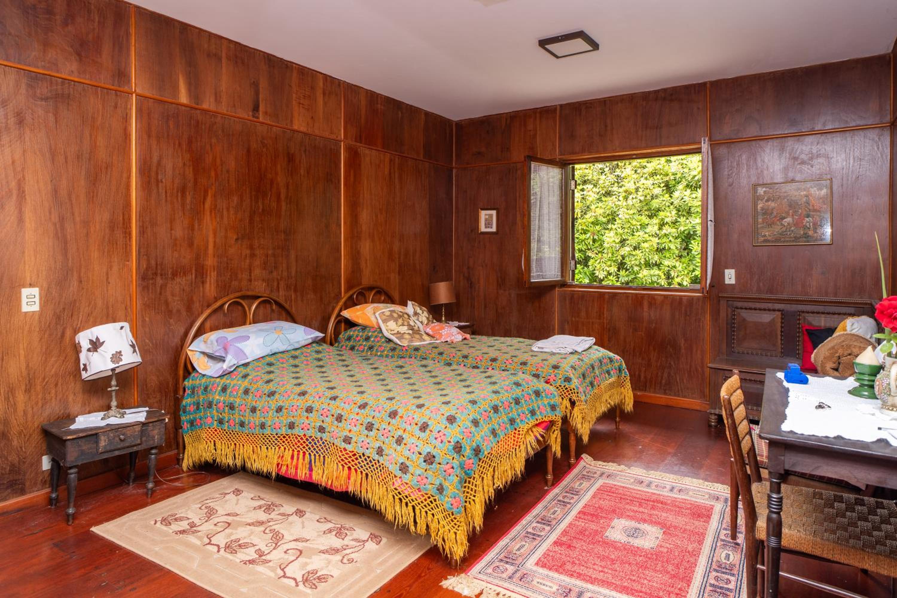 Incrível casa com cachoeira em meio à natureza