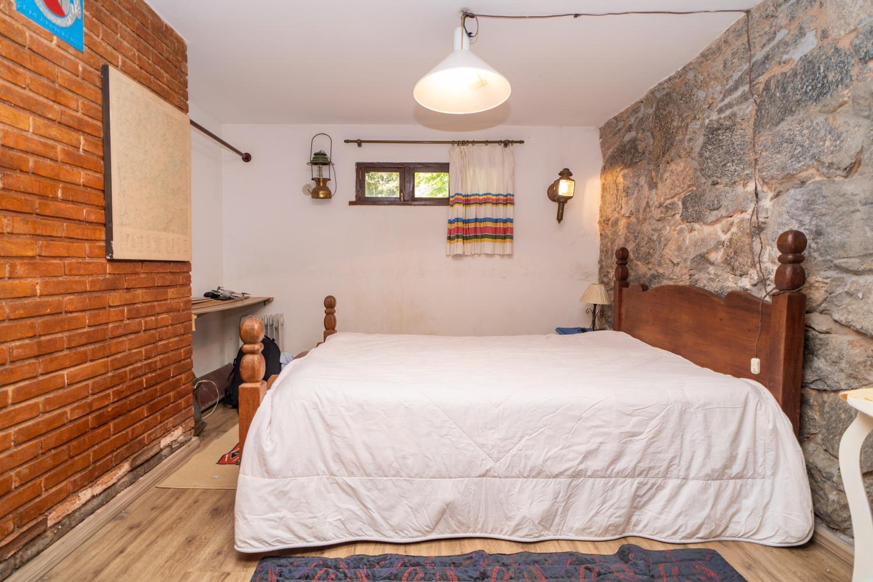 Incrível casa com cachoeira em meio à natureza